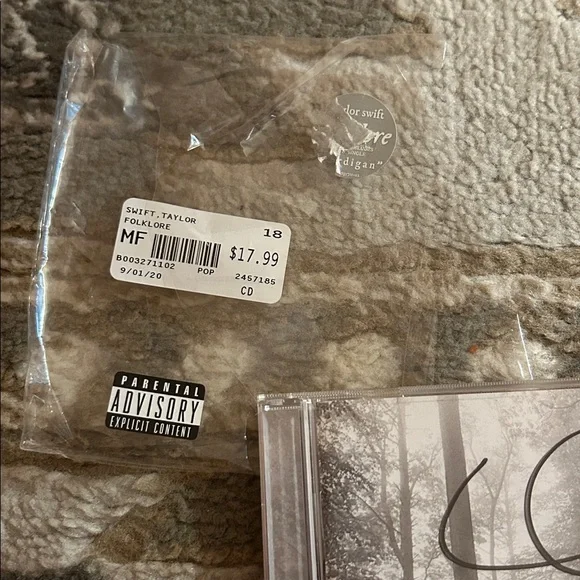 SOLD Taylor Swift Hand SIGNED Folklore cd - Picture 4 of 6